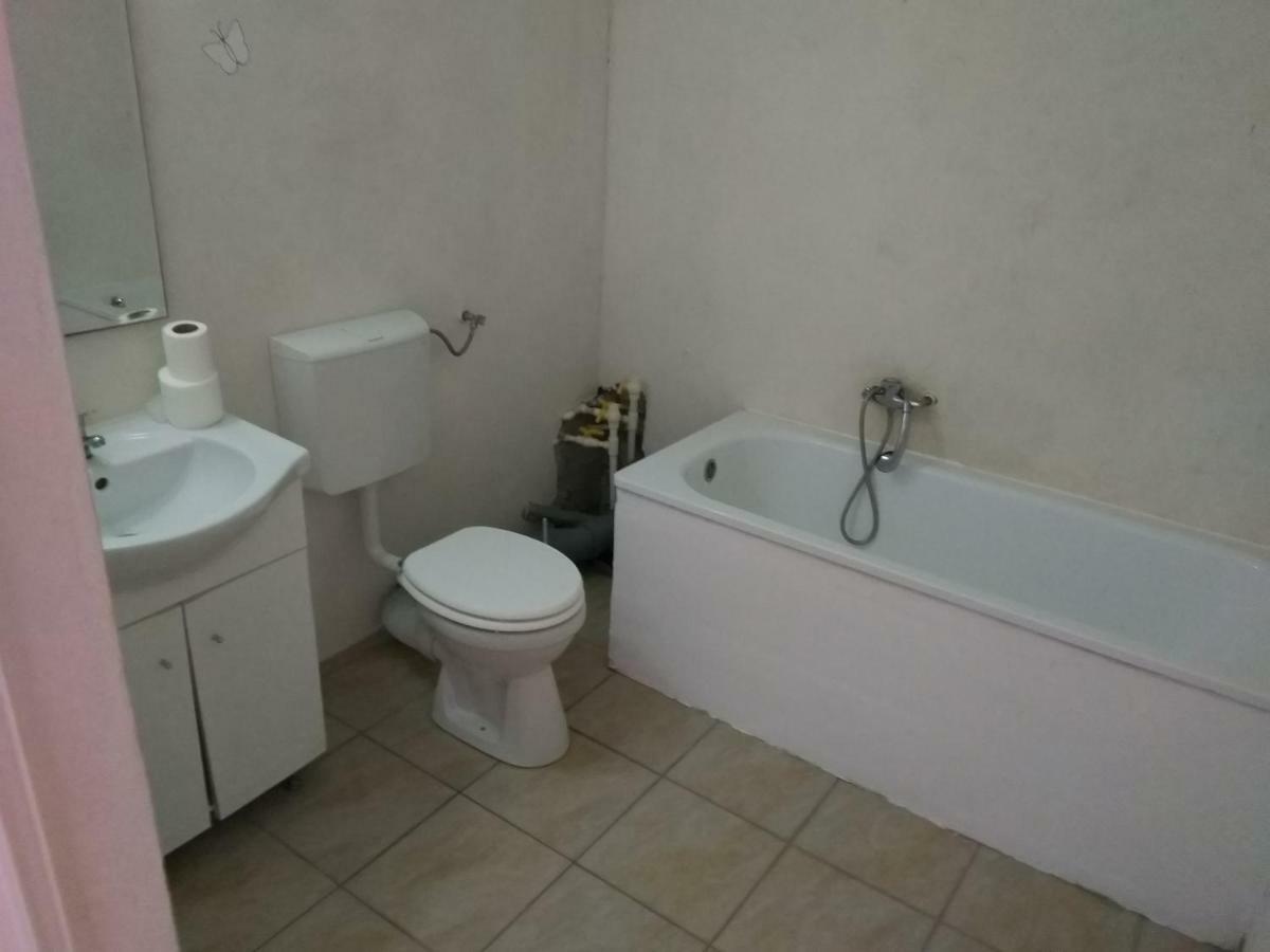 Thai House Костинещи Екстериор снимка
